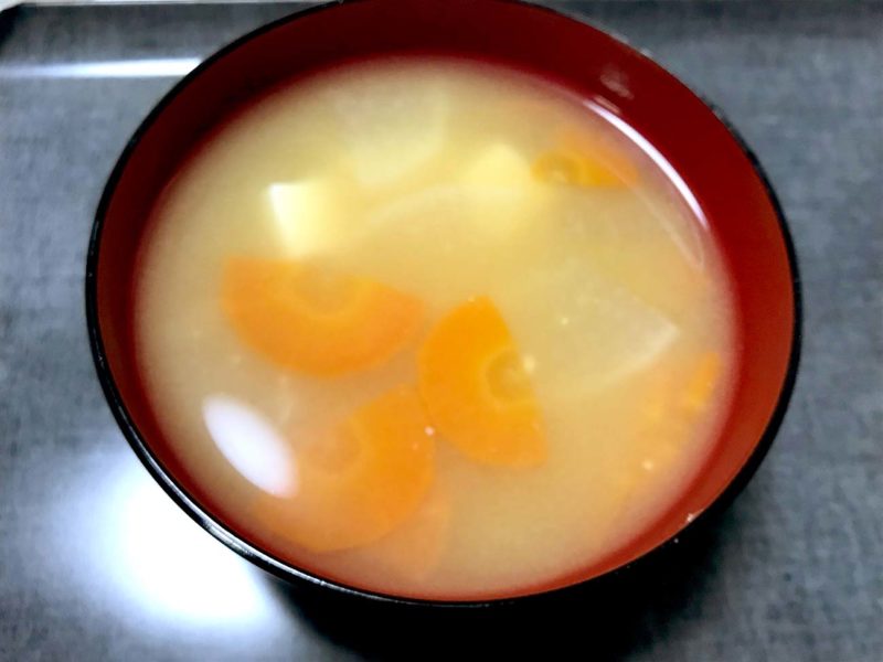 豆腐と根菜の生姜味噌汁
